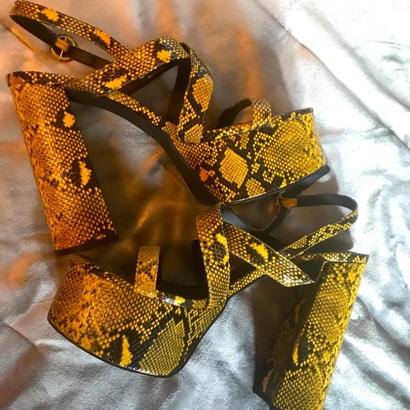 Snake Skin chunky strappy platform heels 🐍💛🖤 - Picture 1 of 4